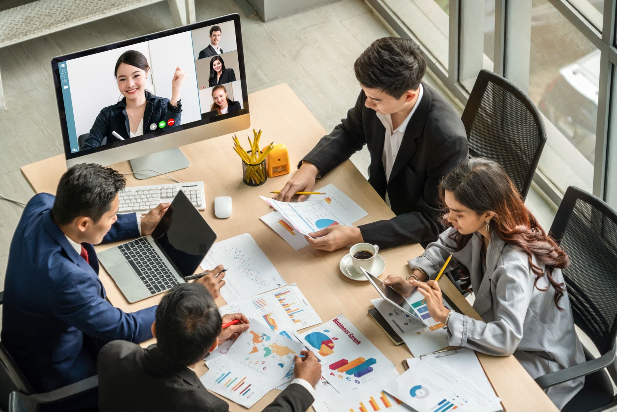 Équipe multidisciplinaire travaillant sur des données et un plan commun