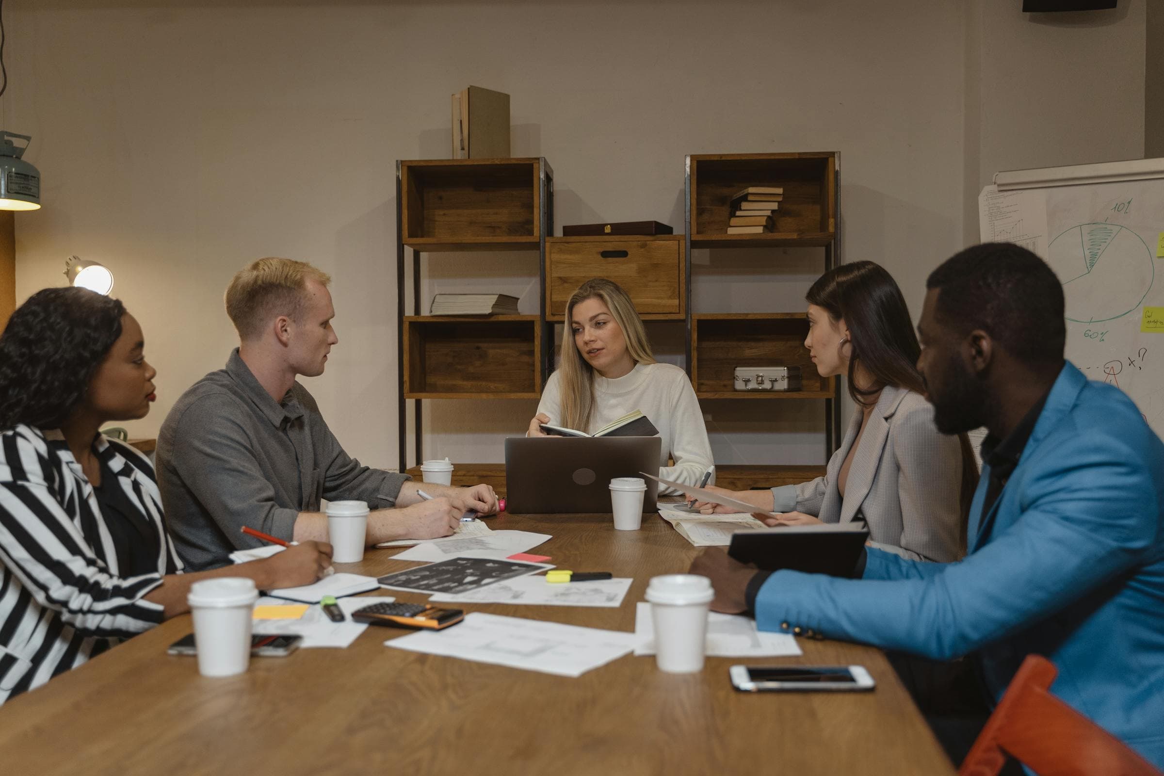 Équipe réunie autour d’une routine de gestion