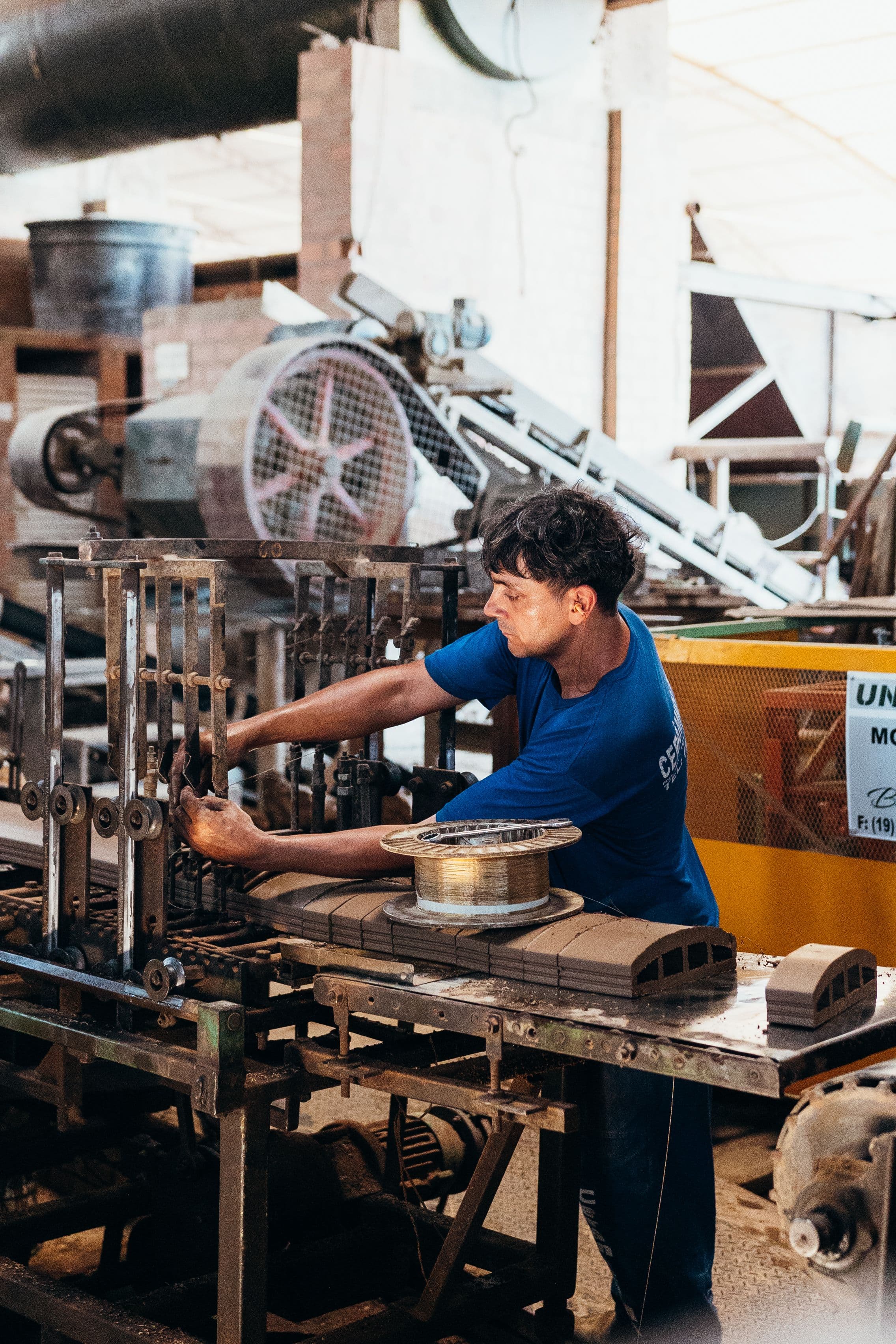 Opérateur ajustant une machine de production