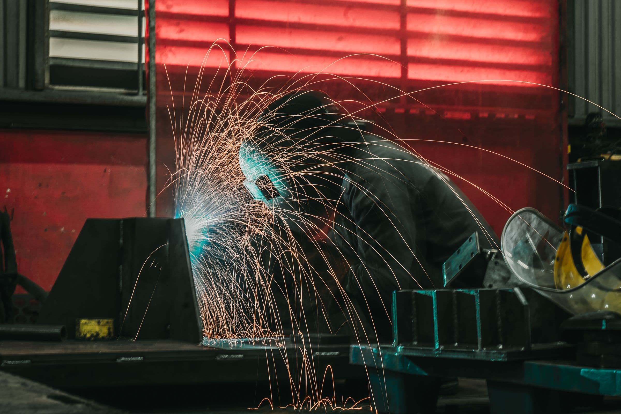 Soudeur au travail dans un atelier manufacturier