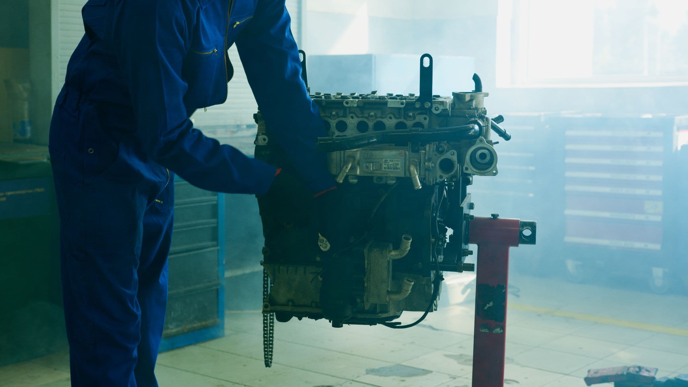 Mécanicien travaillant sur un moteur dans un atelier