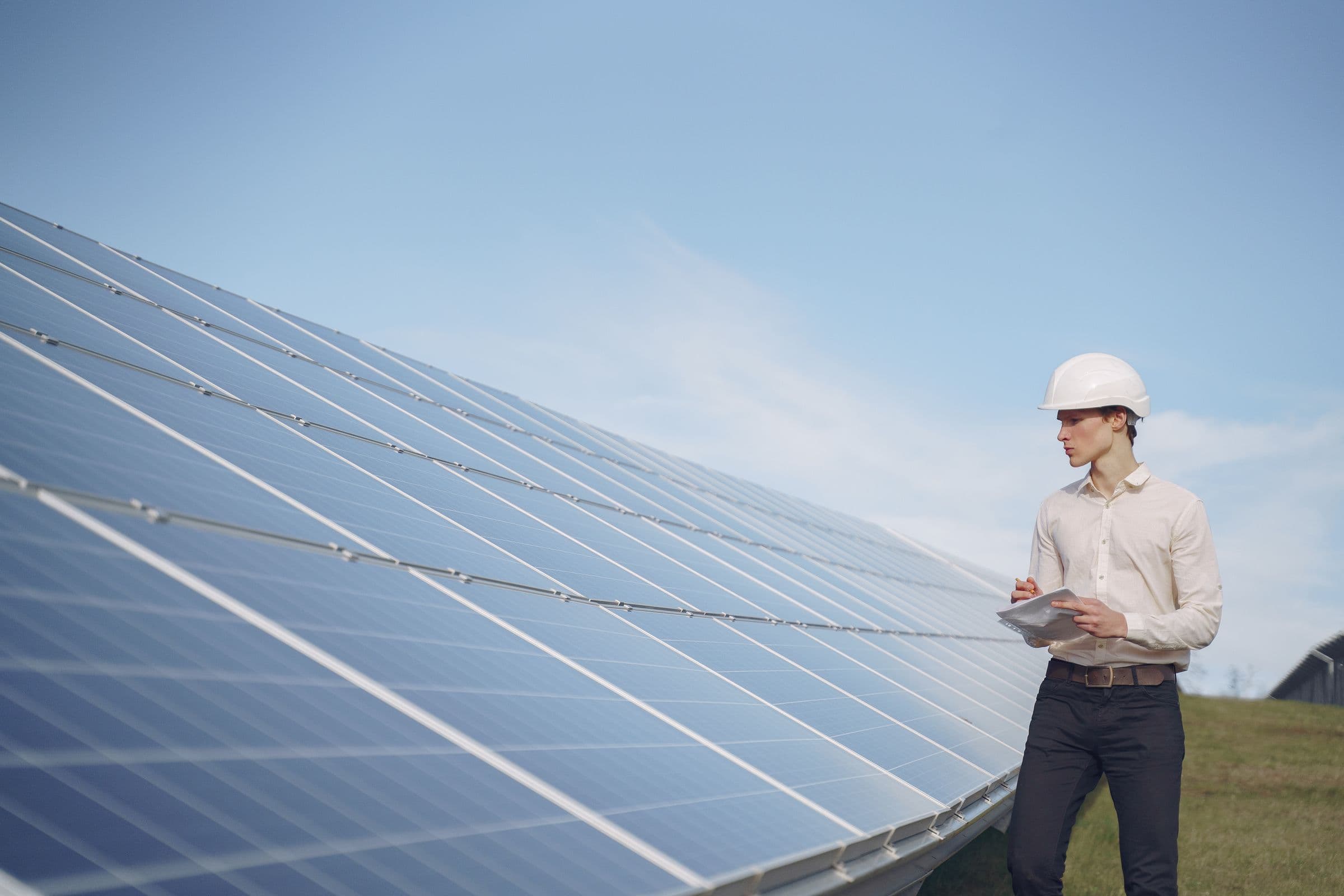 Technicien inspectant une installation sur le terrain
