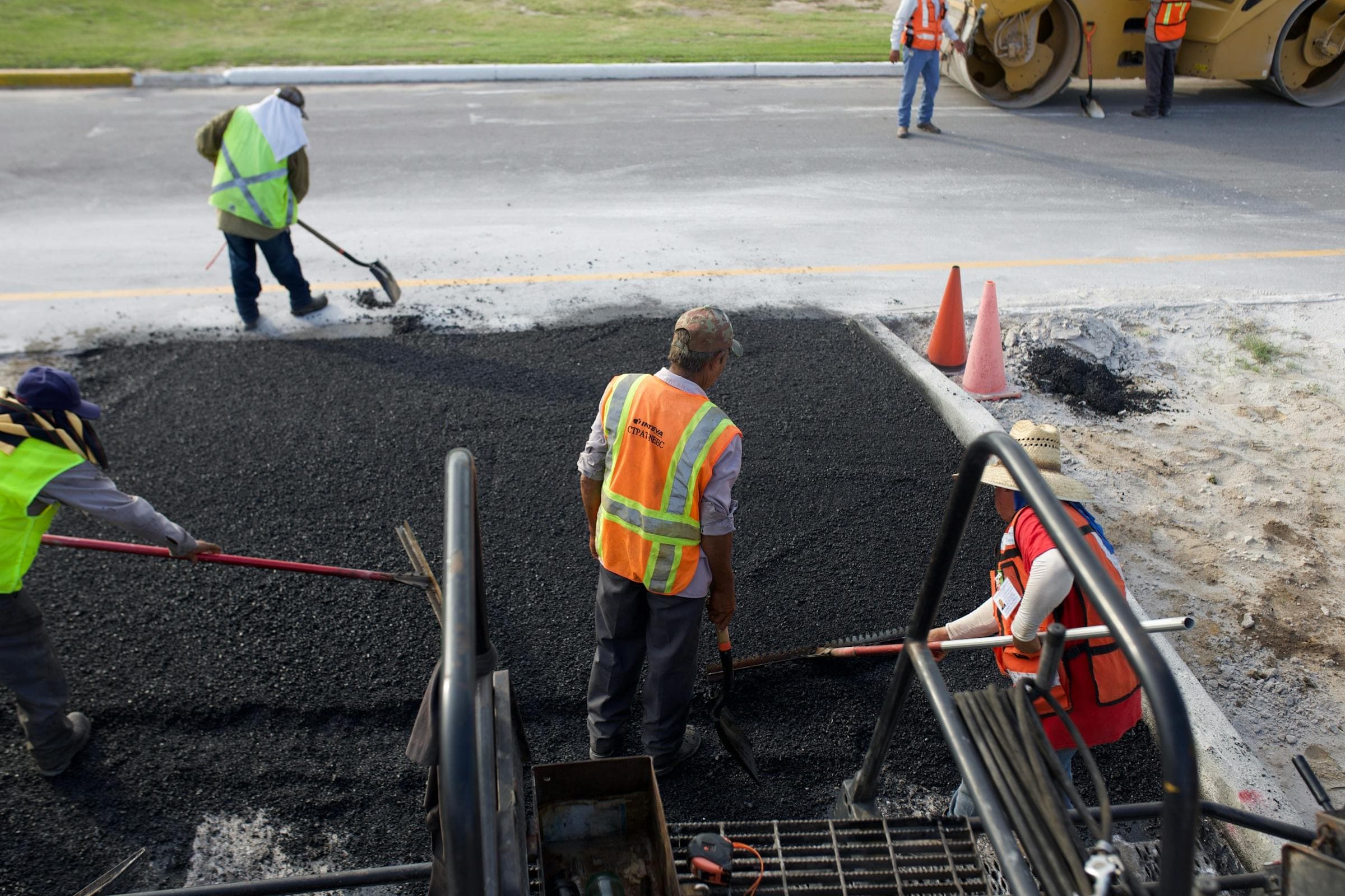 Équipe effectuant des travaux routiers municipaux