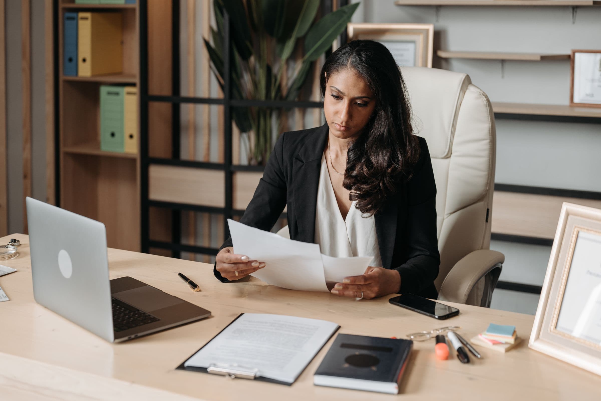 Employée consultant des dossiers dans un bureau administratif