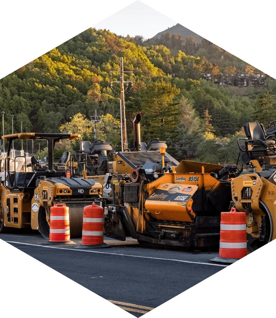 Machinerie de voirie et signalisation sur une route municipale