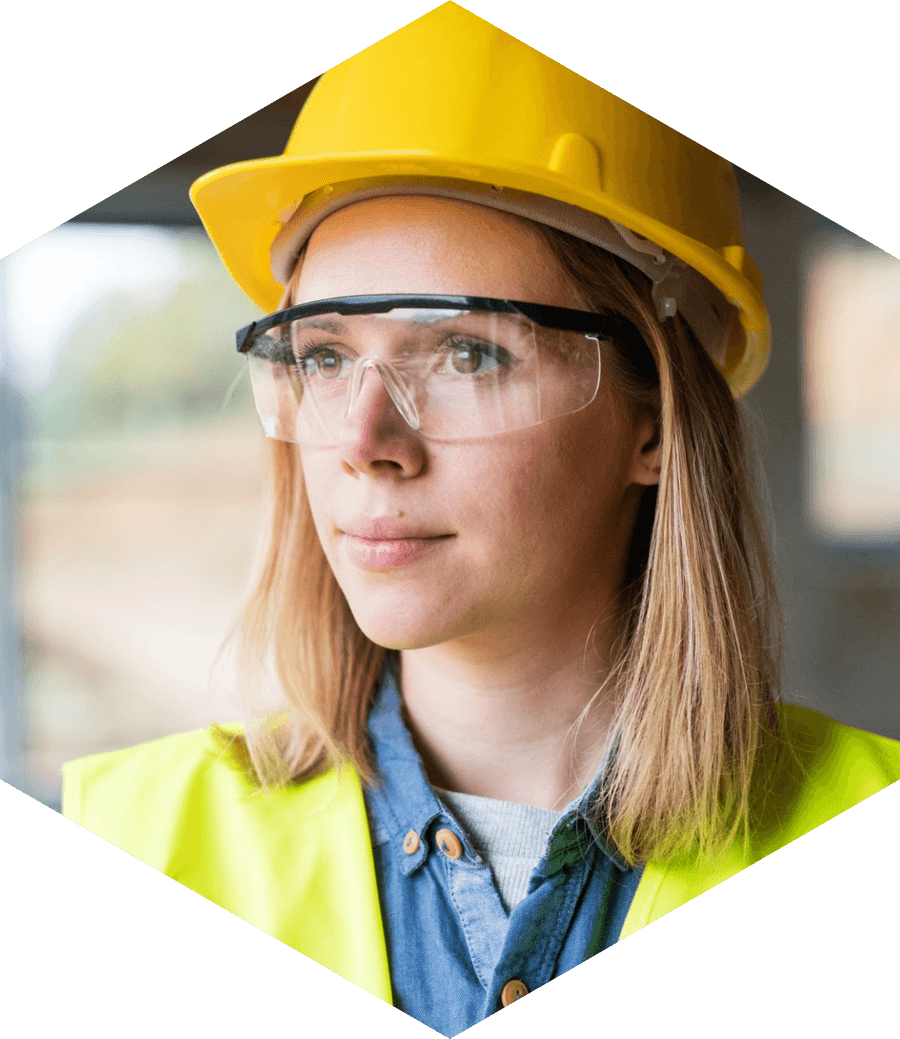 Ouvrière au casque et lunettes